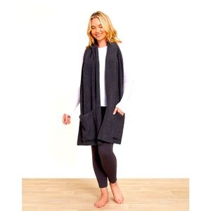 NWT Barefoot Dreams EcoChic Scarf with Pockets